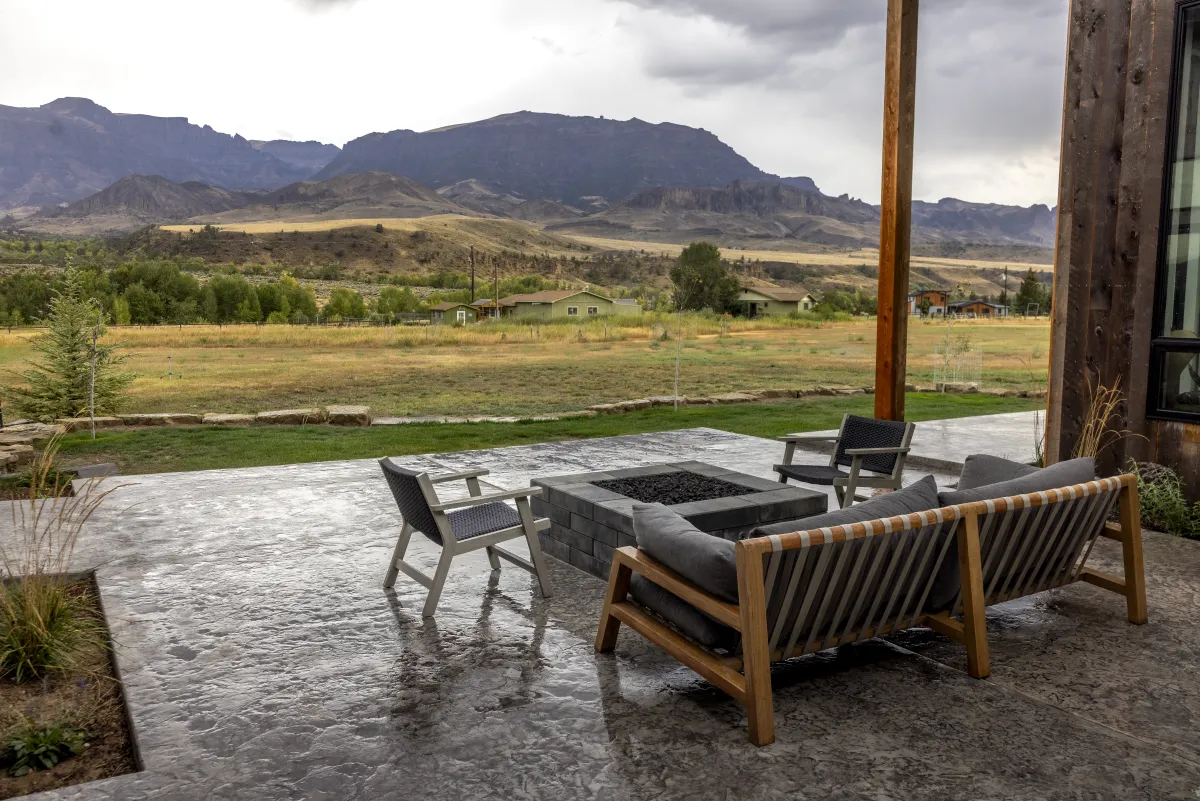 Fire pit patio with mountain views by Pilot Peak Construction